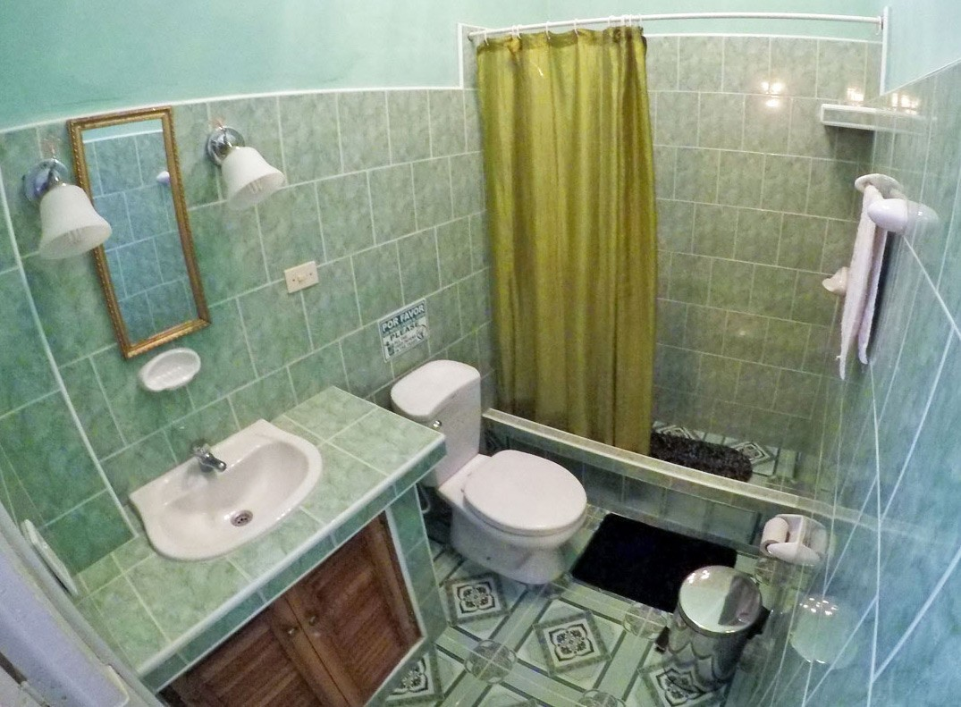 The bathroom of Room 3 in Vista al Mar hostal in Old Havana