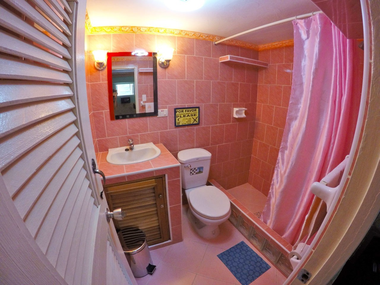 En-suite bathroom of Room 4 in Vista al Mar guesthouse in Old Havana
