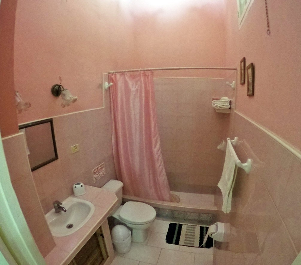 The bathroom of Room 3 in Casa La Caridad in Habana Vieja