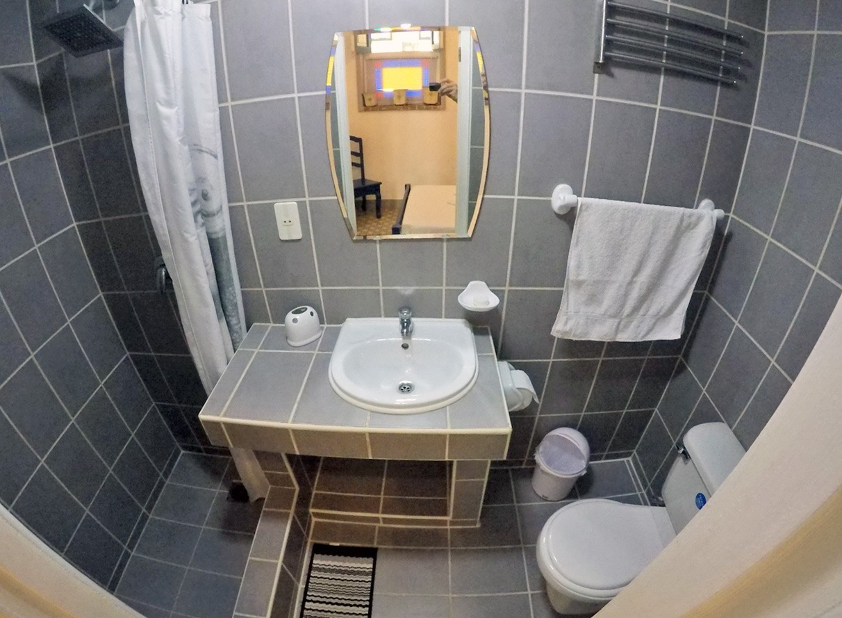 The bathroom of Room 1 in Casa Obrapia casa particular in Old Havana