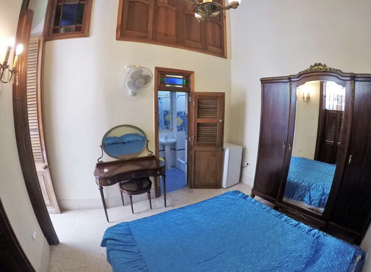 Una habitacion con bano en Habana, Cuba 