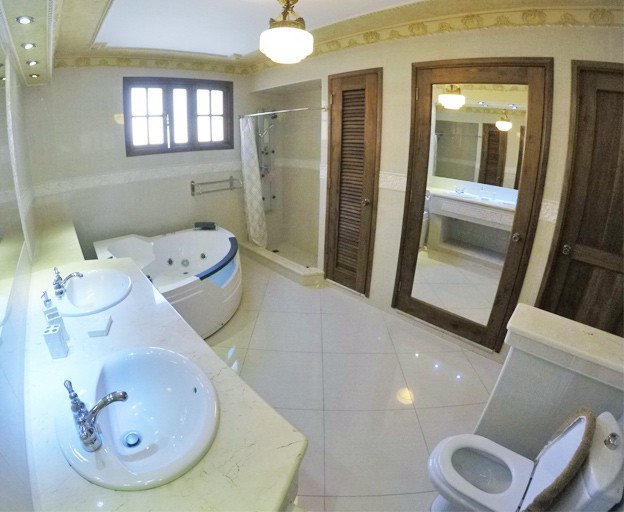 The oversized bathroom with jacuzzi in Casa Nativity in Vedado, Havana, Cuba