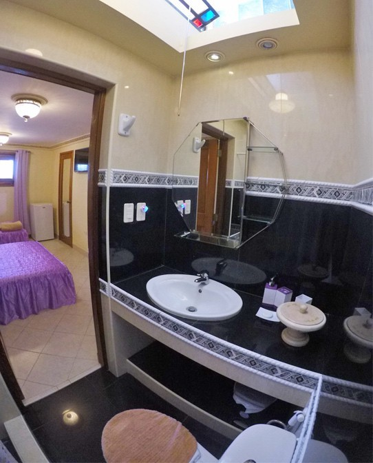 Ensuite bathroom in Casa Nativity in Havana