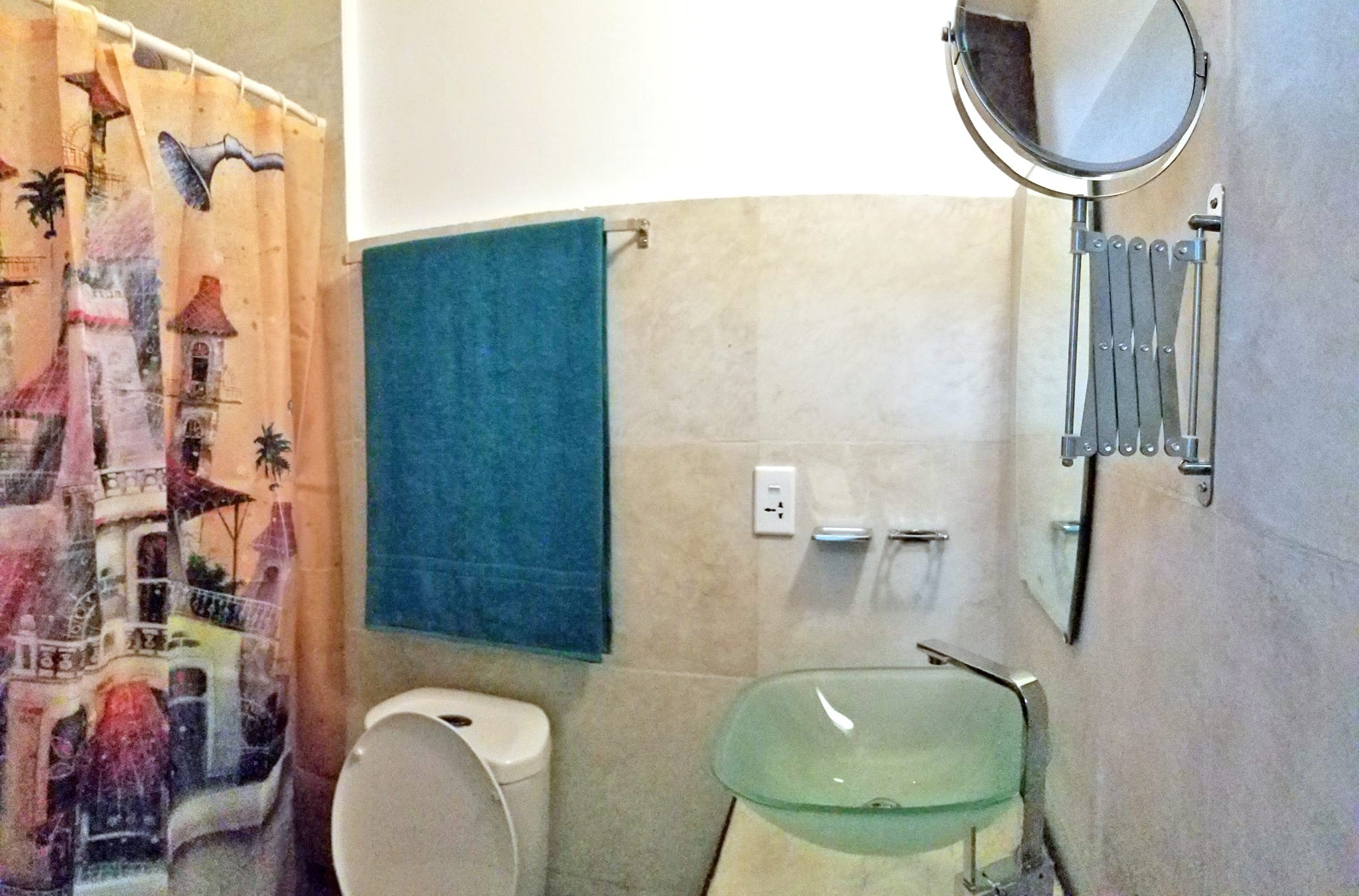 Private bathroom in Malecon Sunset bnb casa in Havana